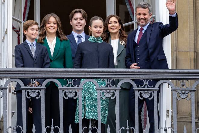 Frederik und Mary (r.) mit ihren vier Kindern. Am Sonntag wird das neue Königspaar um 15 Uhr zusammen mit der dänischen Premierministerin den Balkon von Schloss Christiansborg betreten. Mette Frederiksen wird dann öffentlich die Thronbesteigung verkünden.