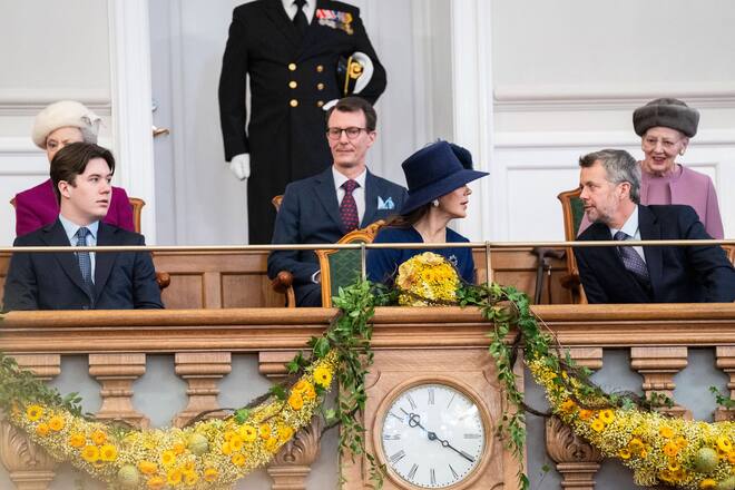 Kronprinz Christian (l.) sitzt neben seinen Eltern, Königin Mary und König Frederik X., im Parlament.