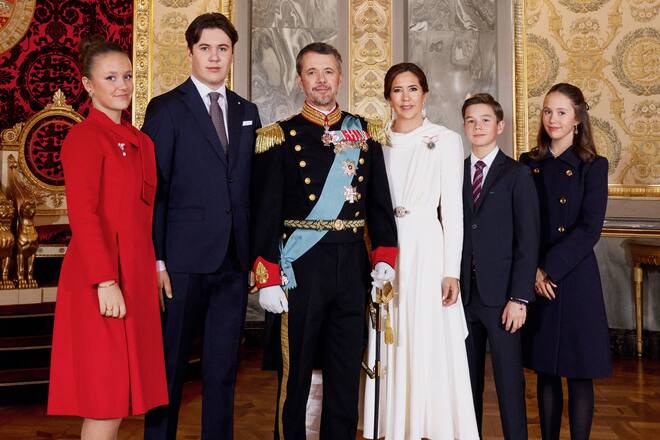 Das Königspaar Frederik X. und Mary umgeben von seinen vier Kindern Prinzessin Isabella, Kronprinz Christian, Prinz Vincent und Prinzessin Josephine (v.l.n.r.).