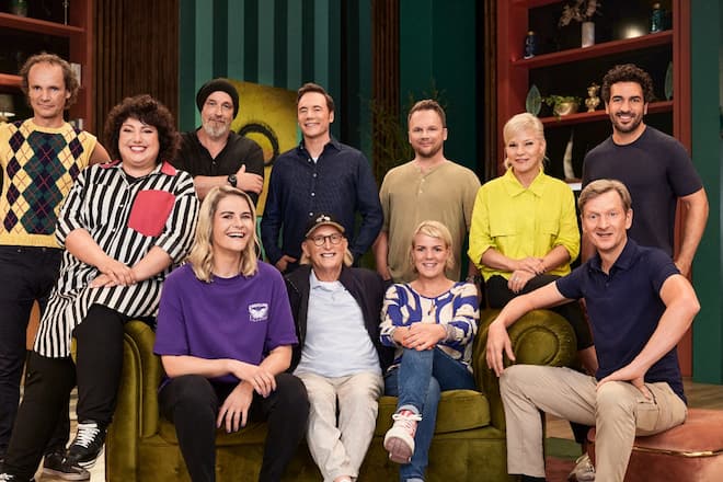 Der neue «LOL: Last One Laughing»-Cast mit - neben anderen - Eylas M'Barek (oben rechts), Ina Müller (links daneben) und Otto Waalkes (sitzend unter Bully).