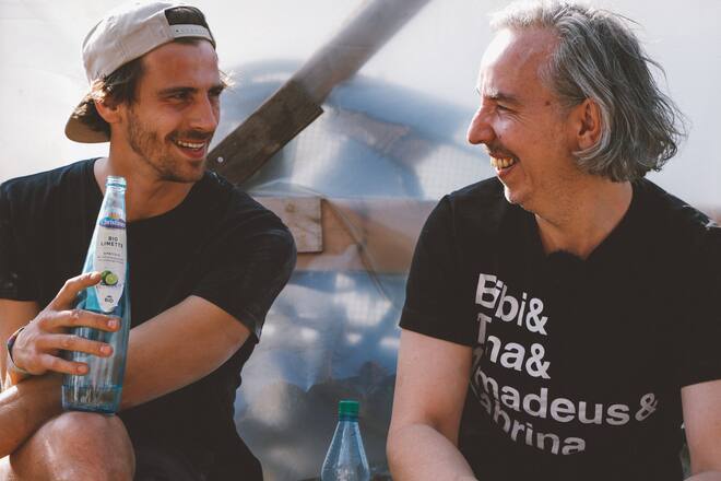 Fynn Kliemann und Olli Schulz (re.) bei den Dreharbeiten für «Das Hausboot».