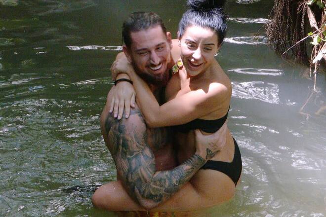 Mike und Leyla kommen sich im Weiher näher - was Kim so gar nicht schmeckt.