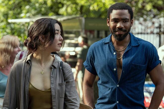 Maya Erskine und Donald Glover spielen in «Mr. & Mrs. Smith» Spione, die als Ehepaar auftreten müssen.