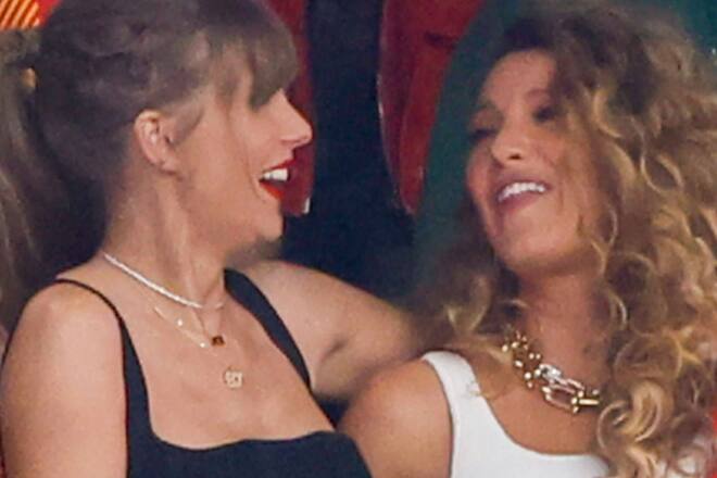 Taylor Swift fieberte mit Freundin Blake Lively in der VIP-Loge mit - und sorgte für süsse modische Highlights.