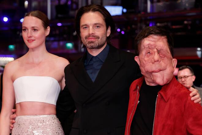 Renate Reinsve, Sebastian Stan und Adam Pearson (v.l.n.r.) posierten am Freitagabend auf der Berlinale für die anwesenden Fotografen.