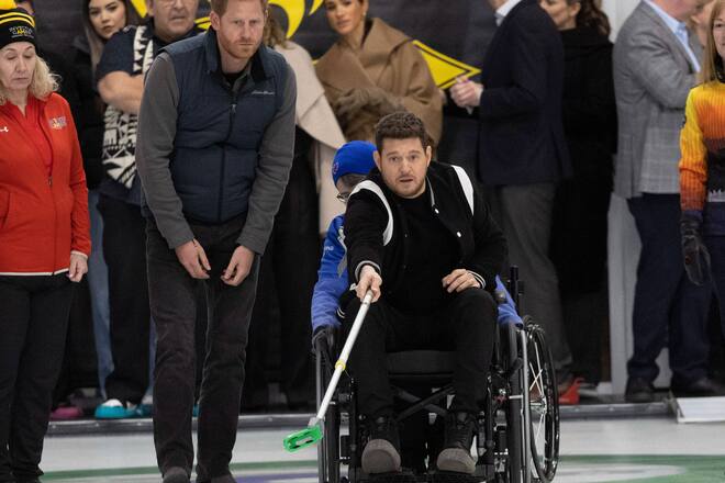 Voller Einsatz: Michael Bublé probierte neben Prinz Harry Rollstuhl-Curling aus. Im Hintergrund schaute Meghan zu.