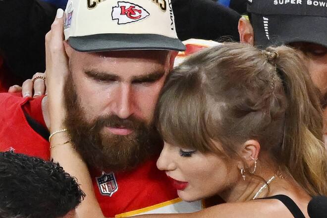 Taylor Swift und Travis Kelce umarmen sich innig nach seinem Triumph im Super Bowl.