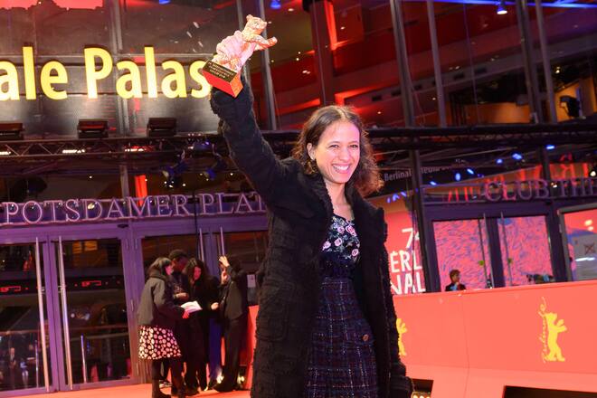 Die französische Regisseurin Mati Diop freut sich über den Goldenen Bären für den besten Film, die Dokumentation «Dahomey».