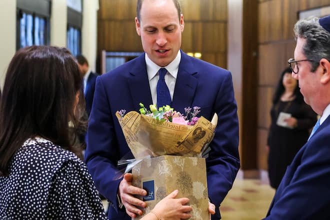 Prinz William hat am Donnerstag eine Synagoge besucht - dabei erhielt er ein Geschenk für Ehefrau Kate.