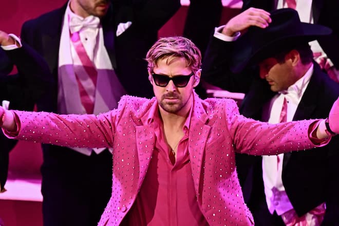«Can you feel the Kenergy?»: Ryan Goslings Ken-Performance warf knallpinkes Licht auf die goldenen Oscar-Trophäen.