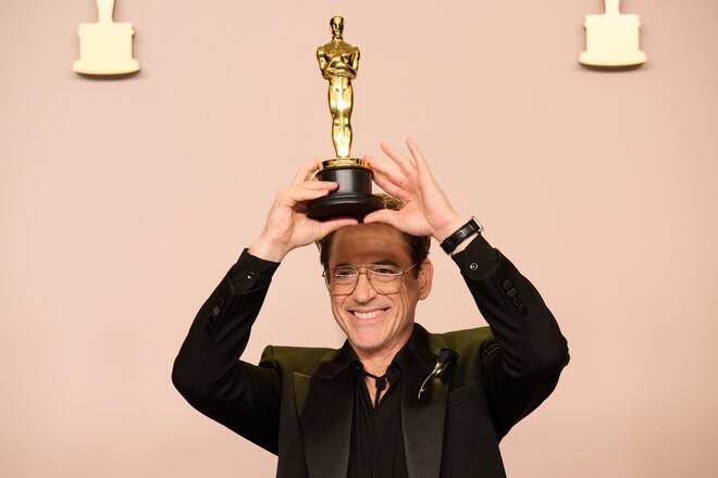 Robert Downey Jr. mit seinem Oscar für «Oppenheimer».