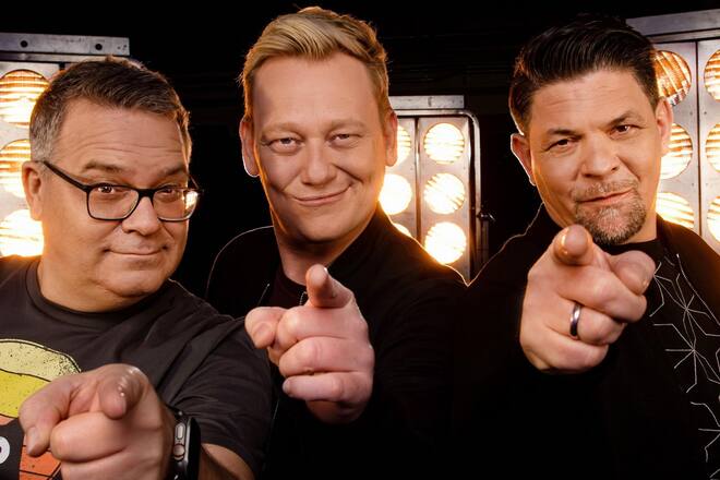 Elton, Knossi und Tim Mälzer (v.l.n.r.) treten in «Drei gegen Einen - Die Show der Champions» gegen echte Champions an.