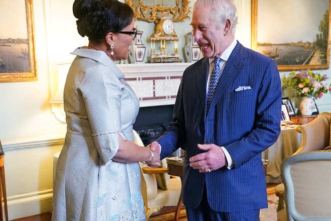 Commonwealth-Chefin Patricia Scotland trifft einen gut gelaunten Charles im Palast.