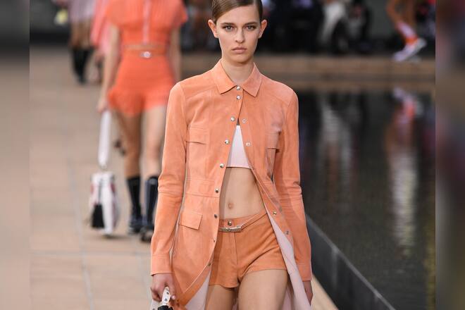 Macht Lust auf Sommer: Kleidungsstücke in sanften Koralle-Tönen.