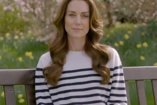 Die hinter Prinzessin Kate im Bild zu sehenden gelben Narzissen sollen anderen an Krebs Erkrankten Mut spenden.