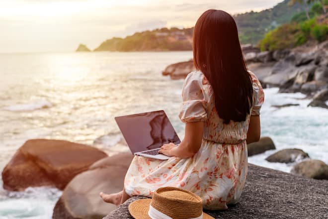 Arbeiten mit Blick aufs Meer? Für viele Arbeitnehmer ist das inzwischen möglich.
