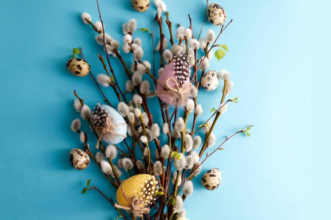 Palmkätzchen und bunte Eier gehören zum perfekten Osterstrauss dazu.