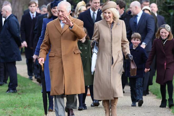 Zum Weihnachtsgottesdienst in Sandringham führten Charles und Camilla die Royal Family auf dem Weg zur Kirche an. Ähnlich soll es am Ostersonntag ablaufen - allerdings ohne die Familie des Thronfolgers.