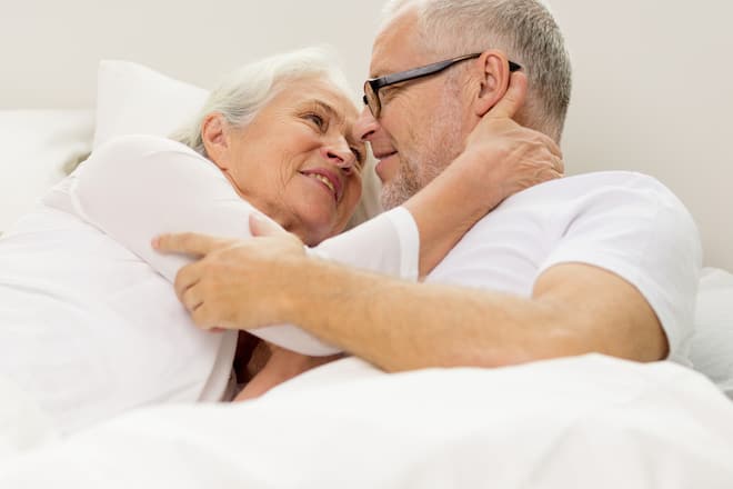 Im Alter verändert sich das Sexleben - das muss aber nicht das Ende von Intimität bedeuten.