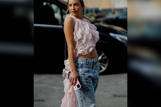 Sexy in glitzernder Wide-Leg-Jeans: Das französische Model und It-Girl Carla Ginola trägt den Trend bereits selbstbewusst.
