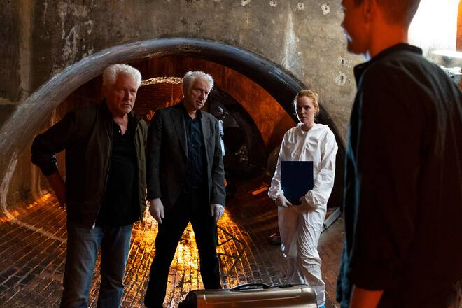 «Tatort: Schau mich an»: Die Münchner Ermittler Ivo Batic (Miroslav Nemec, l.), Franz Leitmayr (Udo Wachtveitl), Claudia Paulsen (Paulina Morisse) und Kalli Hammermann (Ferdinand Hofer) stehen am Leichenfundort.