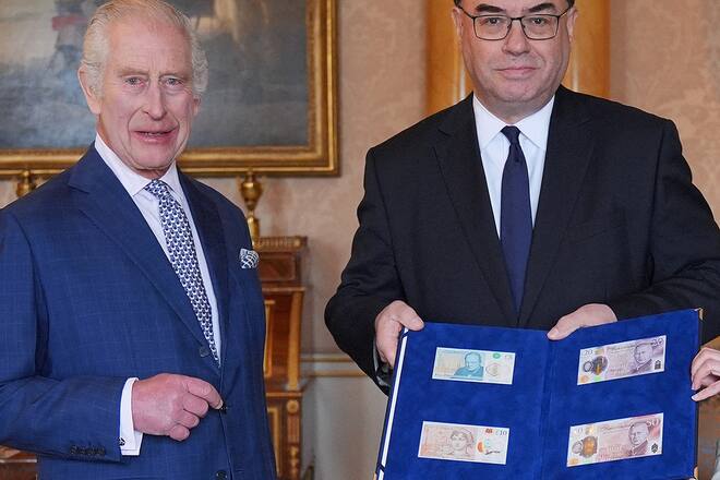 König Charles III. mit dem Gouverneur der Bank of England, Andrew Bailey, und den neuen Banknoten.