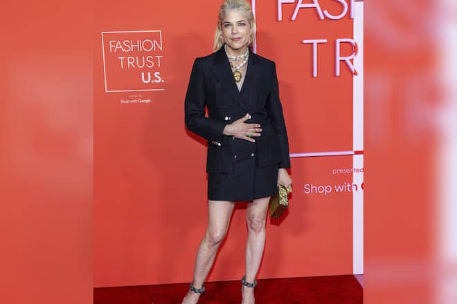 Selma Blair ohne Gehstock auf dem roten Teppich.