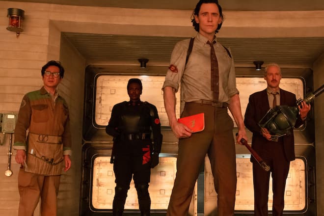 Tom Hiddleston (m.) in seiner Rolle als Marvel-Antiheld Loki.