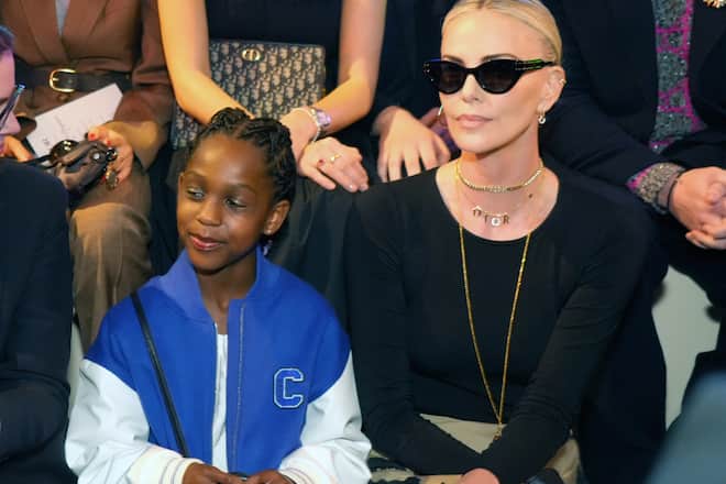 Charlize Theron hat sich mit Tochter August bei der Dior-Show in New York gezeigt.