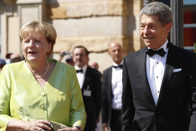 Angela Merkel und Prof. Dr. Joachim Sauer lieben Richard Wagner und die Bayreuther Festspiele, die sie fast jedes Jahr gemeinsam besuchen.