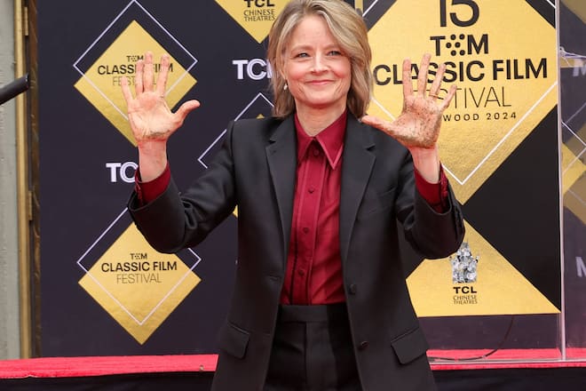 Hollywood-Star Jodie Foster präsentiert stolz ihre zementverschmierten Hände