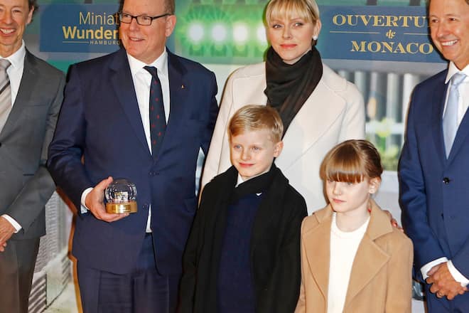 Fürst Albert II., Fürstin Charlène und die Kinder Jacques und Gabriella in Hamburg.