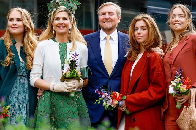 Mit Königin Máxima und den drei Töchtern feiert Willem-Alexander den Koningsdag 2024 in Emmen.