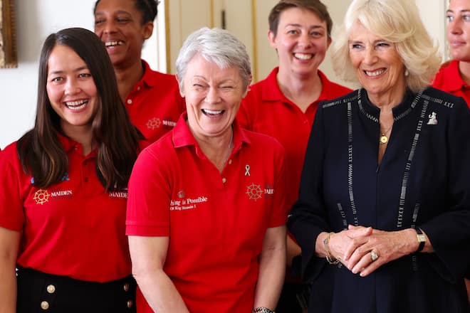 Strahlende Gesichter: Königin Camilla hatte bei dem Termin am 29. April mit der Jacht-Crew «Maiden» offensichtlich Spass.