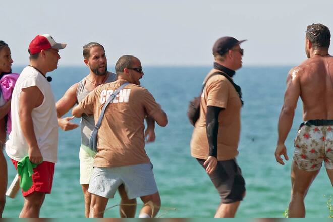 Maurice schreit Aleks (r.) an, die Security muss dazwischen gehen.