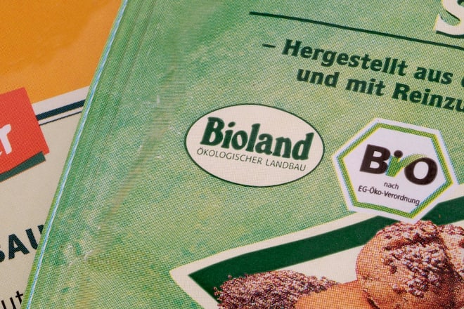 Bioland gehört zu den grossen Bio-Anbauvereinen in Deutschland, neben dem Logo steht das staatliche deutsche Bio-Siegel.