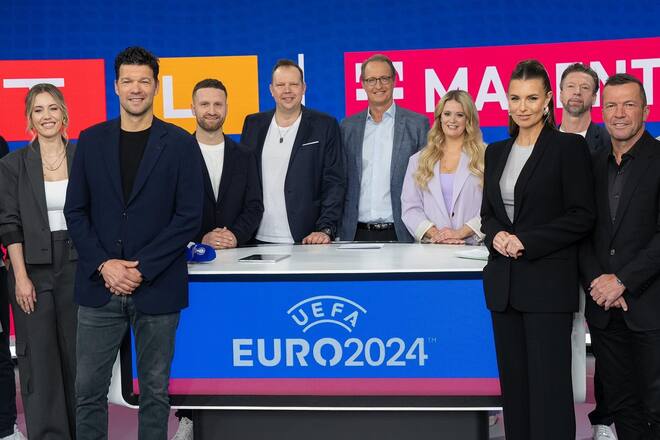 Ein Teil des gemeinsamen Teams von RTL und Magenta TV, von Michael Ballack (l.) bis Lothar Matthäus.