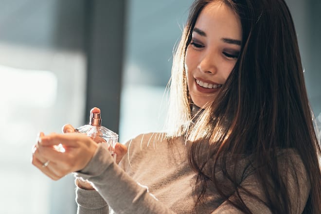 Genau richtig: Auf den Handgelenken aufgetragen hält der Duft von Parfüm viel länger an.