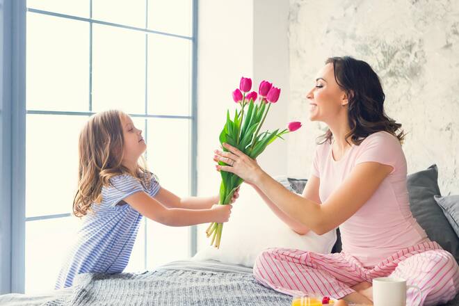 Viele Kinder schenken ihren Müttern einen Blumenstrauss zum Muttertag.