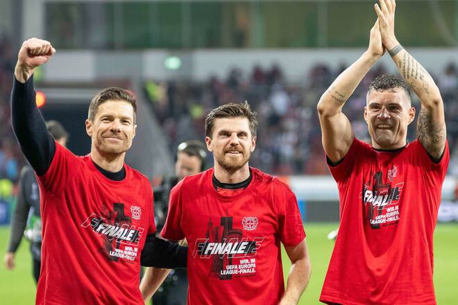 Xabi Alonso, Jonas Hofmann und Granit Xhaka feiern den Einzug von Bayer Leverkusen ins Finale der Europa League.