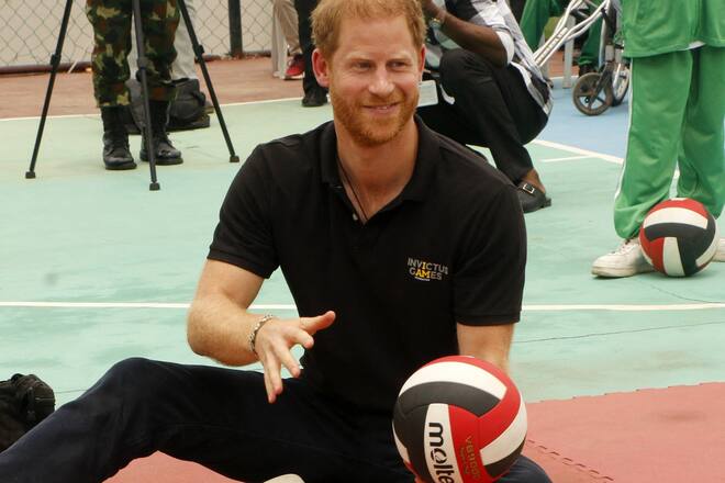 Der britische Prinz Harry spielt in Abuja eine Runde Sitzvolleyball.