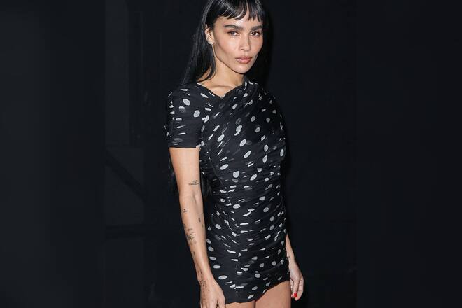 Schauspielerin Zoë Kravitz bei der Saint Laurent Fashion Show für Frühling und Sommer 2024 in einem angesagten Polka-Dot-Style.