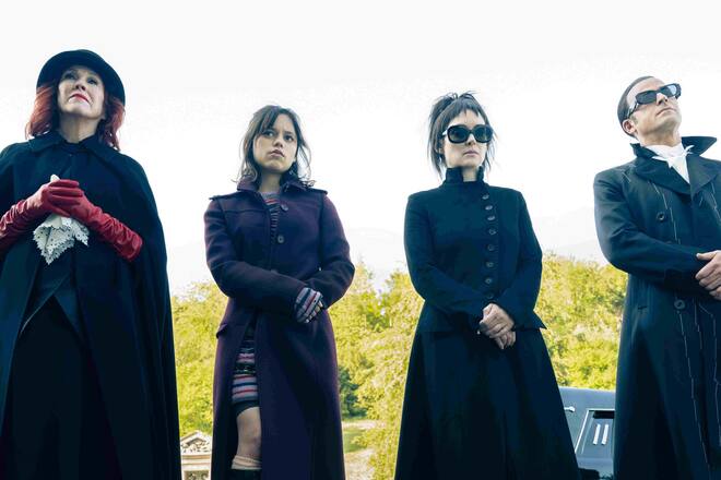 Catherine O´Hara, Jenna Ortega, Winona Ryder und Justin Theroux (v.l.n.r.) spielen in «Beetlejuice Beetlejuice» mit.