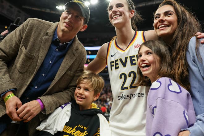 Ashton Kutcher, Mila Kunis und ihre beiden Kinder Wyatt und Dimitri trafen die US-Basketballspielerin Caitlin Clark.