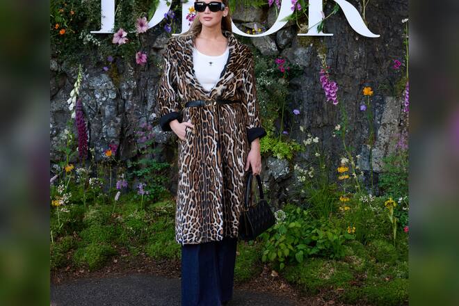 Jennifer Lawrence stellt ihr modisches Händchen bei Dior unter Beweis.