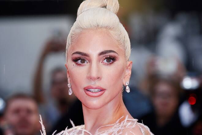 Lady Gaga dementiert Gerüchte um eine mögliche Schwangerschaft auf TikTok.