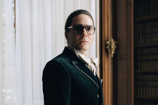 Daniel Brühl wird für «Becoming Karl Lagerfeld» zu Modezar Karl Lagerfeld.