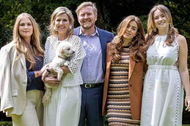 Kronprinzessin Amalia, Königin Máxima, König Willem-Alexander, Prinzessin Alexia und Prinzessin Ariane (v.l.n.r.) glänzen auf dem neuen, offiziellen Familienporträt des niederländischen Königshauses.