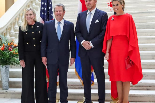 Brian Kemp und seine Frau Marty (li.) sowie König Willem Alexander und Königin Máxima im State Capitol in Atlanta.