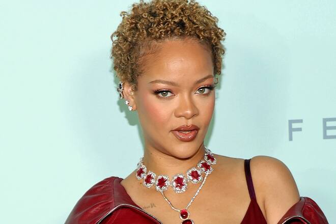 In Los Angeles zeigte sich Rihanna am 10. Juni mit einer lockigen Kurzhaarfrisur.